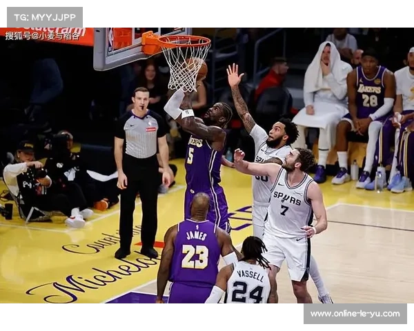 德安德烈艾顿比赛途中受伤离场 湖人内线轮换深度遭遇考验